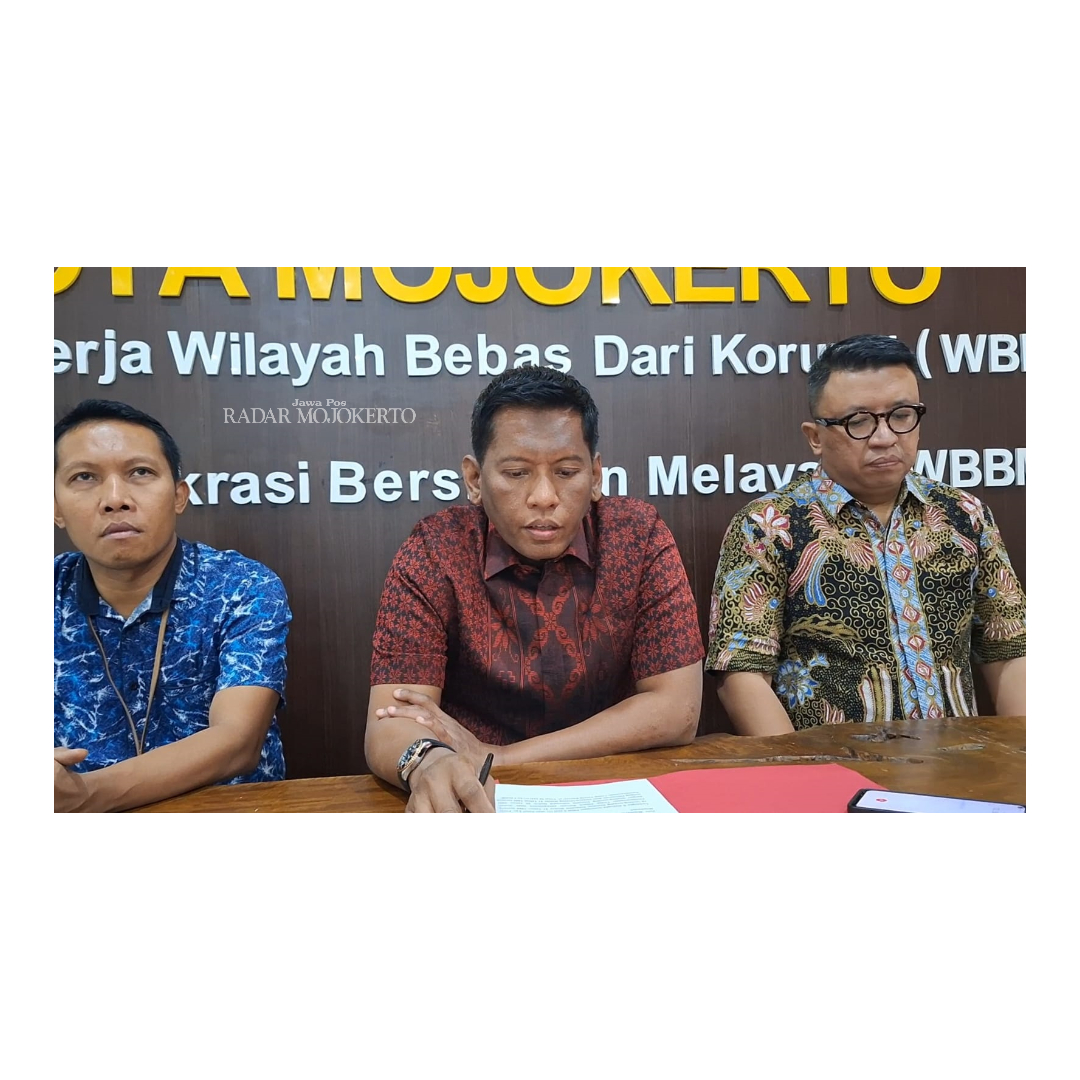 BABAK BARU: Kajari Kota Mojokerto Bobby Ruswin didampingi Kasi Pidsus Tezar Rachadian saat mengumumkan tersangka dugaan korupsi PT. BPRS Mojo Artho kemarin.