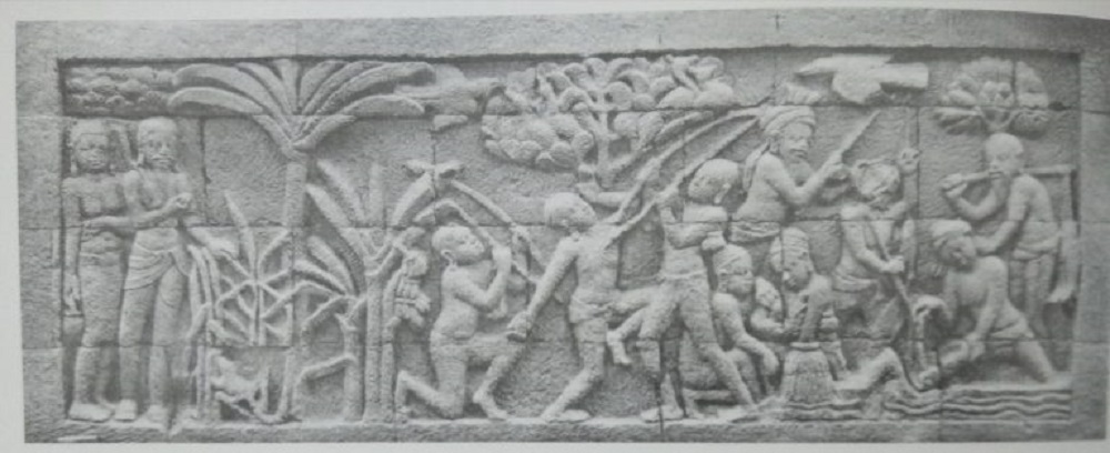 Relief Karmawibhangga di Candi Borobudur tentang bertani, berburu, dan menangkap ikan.