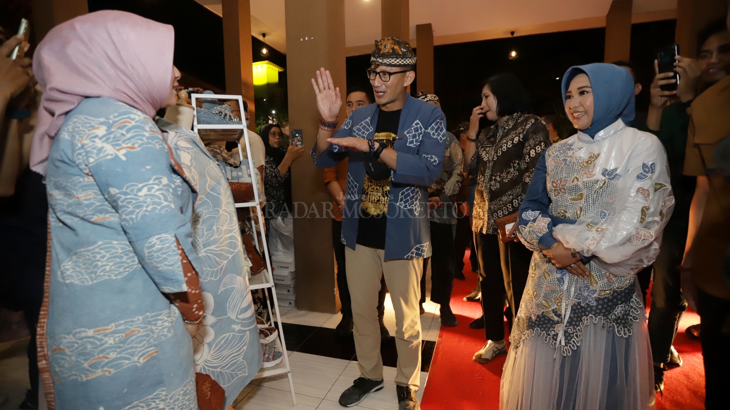 EVENT NASIONAL: Menparekraf Sandiaga Uno didampingi Wali Kota Mojokerto Ika Puspitasari saat berdialog dengan perajin batik Kota Mojokerto dalam malam puncak Mojobatik Festival 2023, Sabtu (8/10).