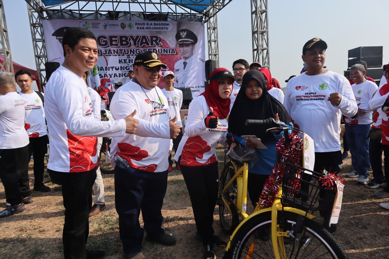 MERIAH: Bupati Mojokerto Ikfina Fahmawati memberikan pemenang doorprice berupa sepeda angin.