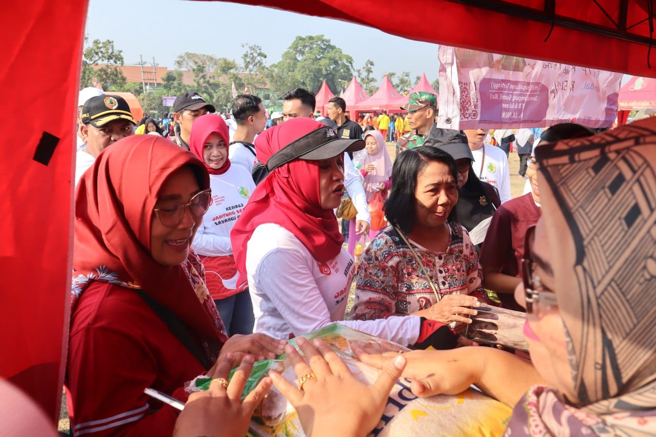 PASAR MURAH: Bupati Mojokerto Ikfina Fahmawati mengunjungi stan pasar murah.