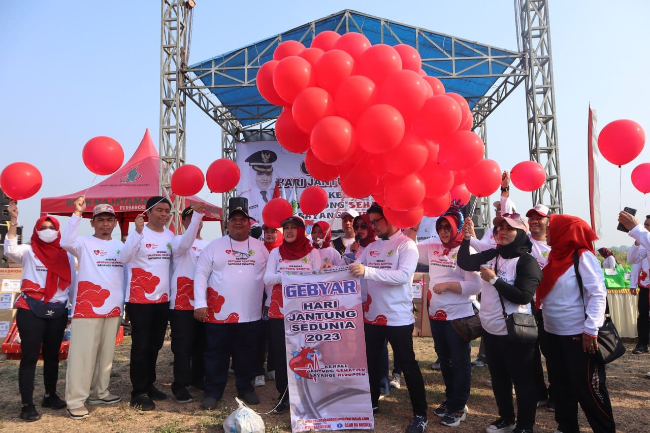 HARI JANTUNG SEDUNIA: Bupati Mojokerto Ikfina Fahmawati bersama Direktur RSUD RA Basoeni  Gedeg dr Rasyid Salim Sp.KJ (K) dan pejabat lainnya melepas balon tanda peringatan Hari Jantung Sedunia.