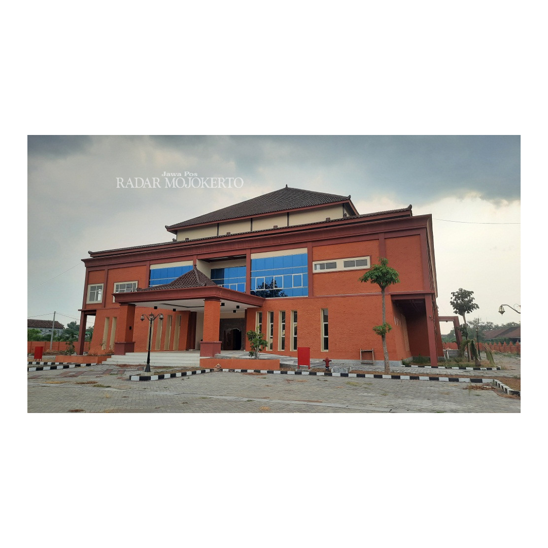 DITUNDA: Gedung DPRD Kota Mojokerto yang baru di Jalan Surodinawan belum digunakan karena pengerjaan interior digeser tahun depan.