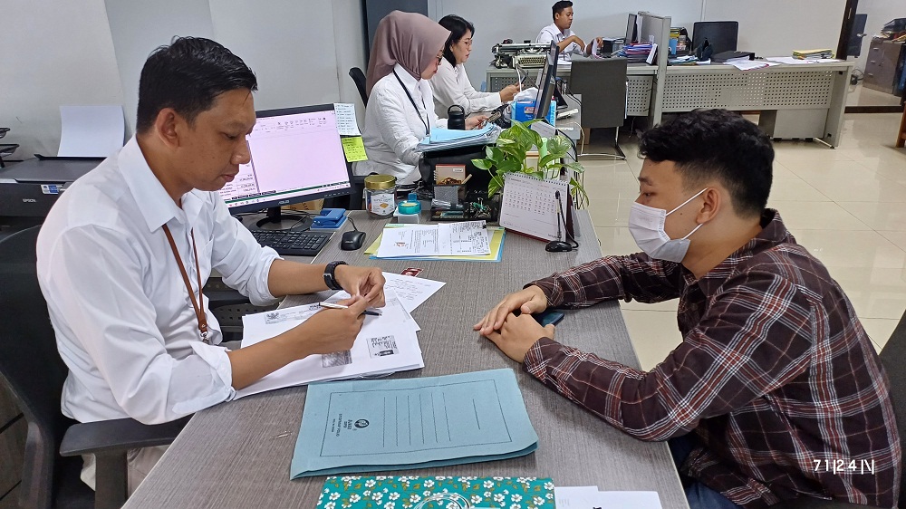 PROSES: Salah satu debitur sedang melakukan proses pengajuan di Kantor Bank Jatim Cabang Mojokerto Jalan Ahmad Yani Mojokerto kemarin.