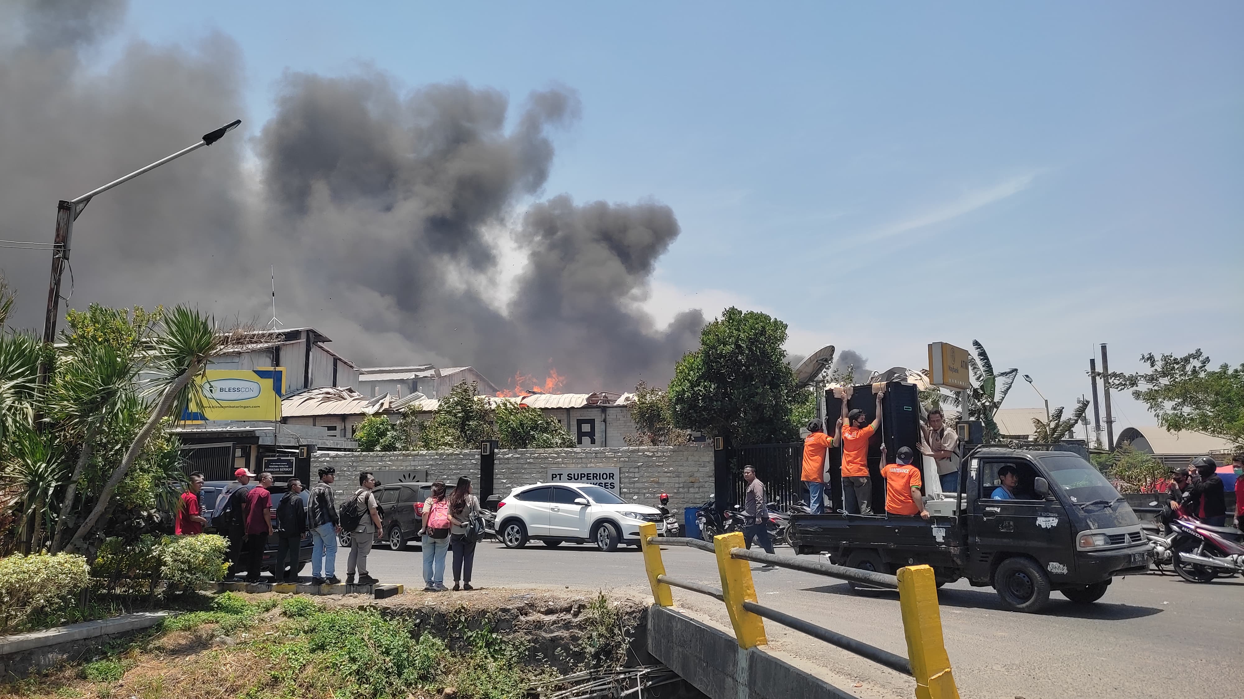MENGEPUL: Asap kebakaran pabrik tisu PT Sun Paper Source, Desa Sukoanyar, Kecamatan Ngoro, Kabupaten Mojokerto.