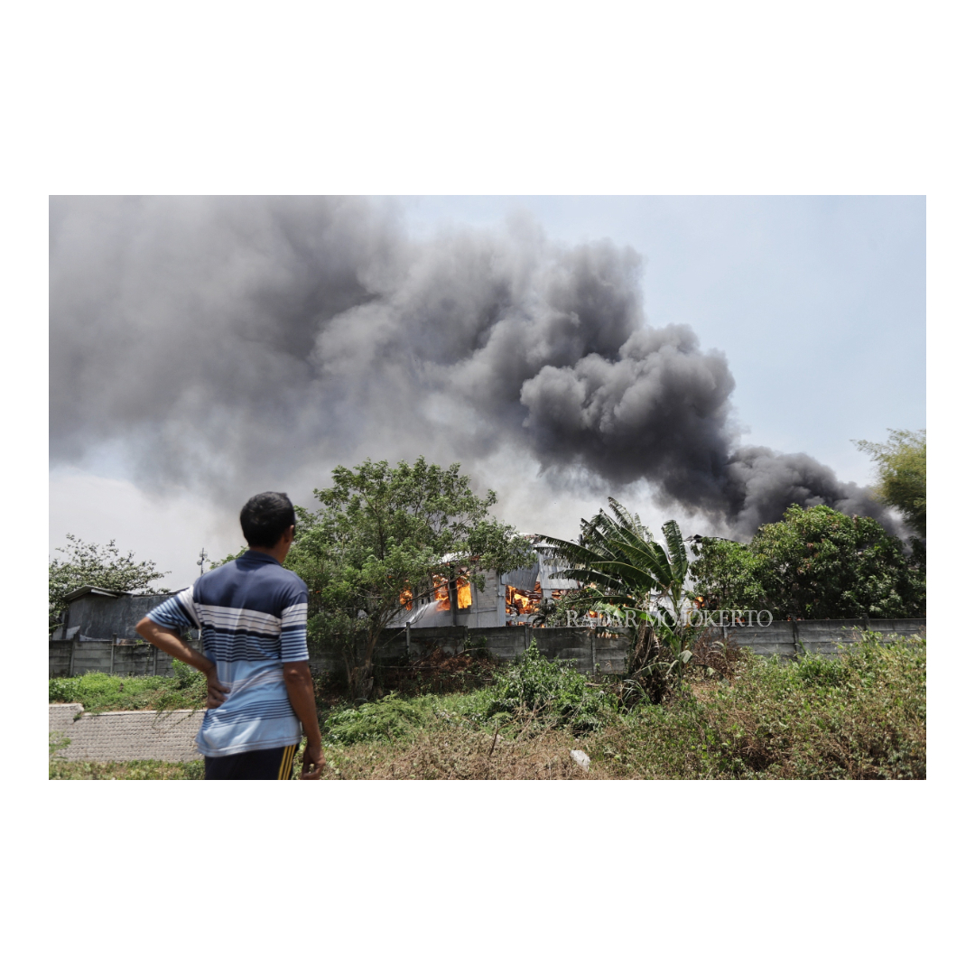 ASAP TEBAL: Kepulan asap kebakaran pabrik tisu PT Sun Paper Source di Desa Sukoanyar, Kecamatan Ngoro, tampak membumbung tinggi, Kamis (12/10).