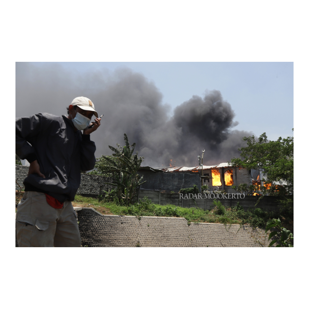 KEBAKARAN PABRIK: Warga melintas di area kebakaran pabrik tisu di Desa Sukoanyar, Kecamatan Ngoro Mojokerto,  Kamis (12/10).