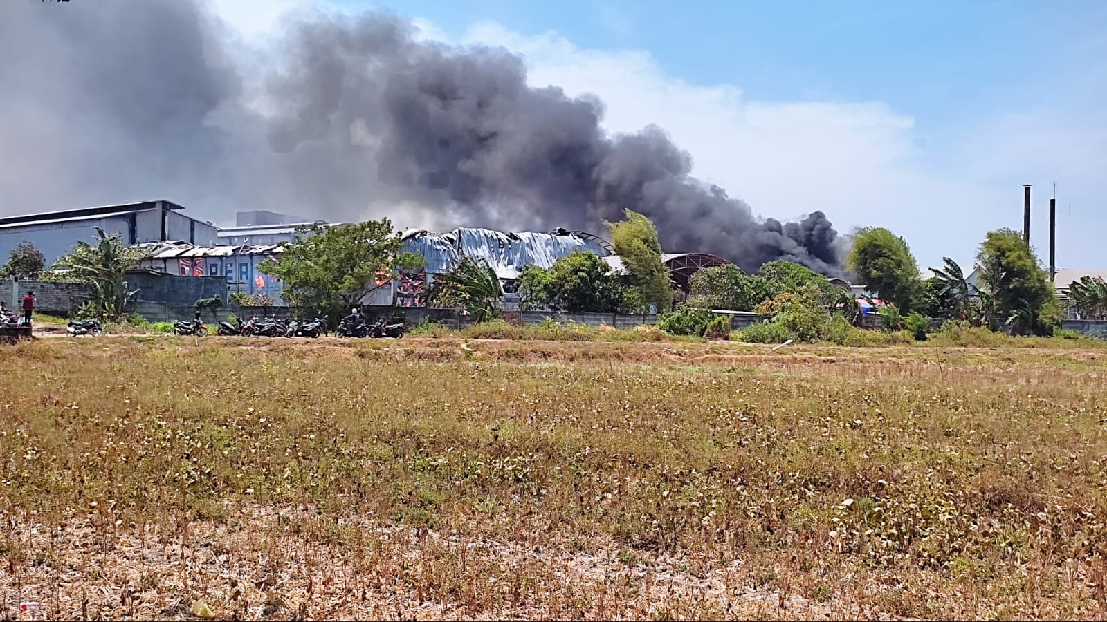 ASAP TEBAL: Kepulan asap kebakaran pabrik tisu PT Sun Paper Source di Desa Sukoanyar, Kecamatan Ngoro, tampak membumbung tinggi, Kamis (12/10).