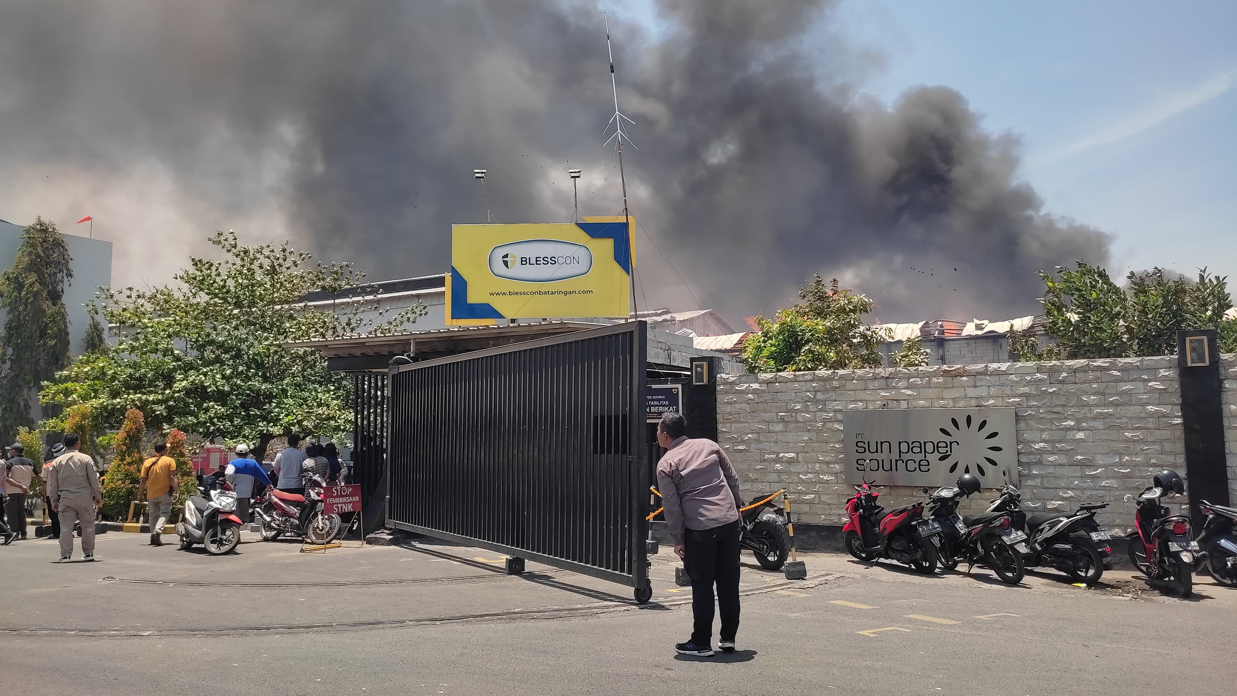 MEMBARA: Kebakaran hebat pabrik tisu PT Sun Paper Source di Desa Sukoanyar, Kecamatan Ngoro, Kamis (12/10) dikabarkan menelan korban jiwa.