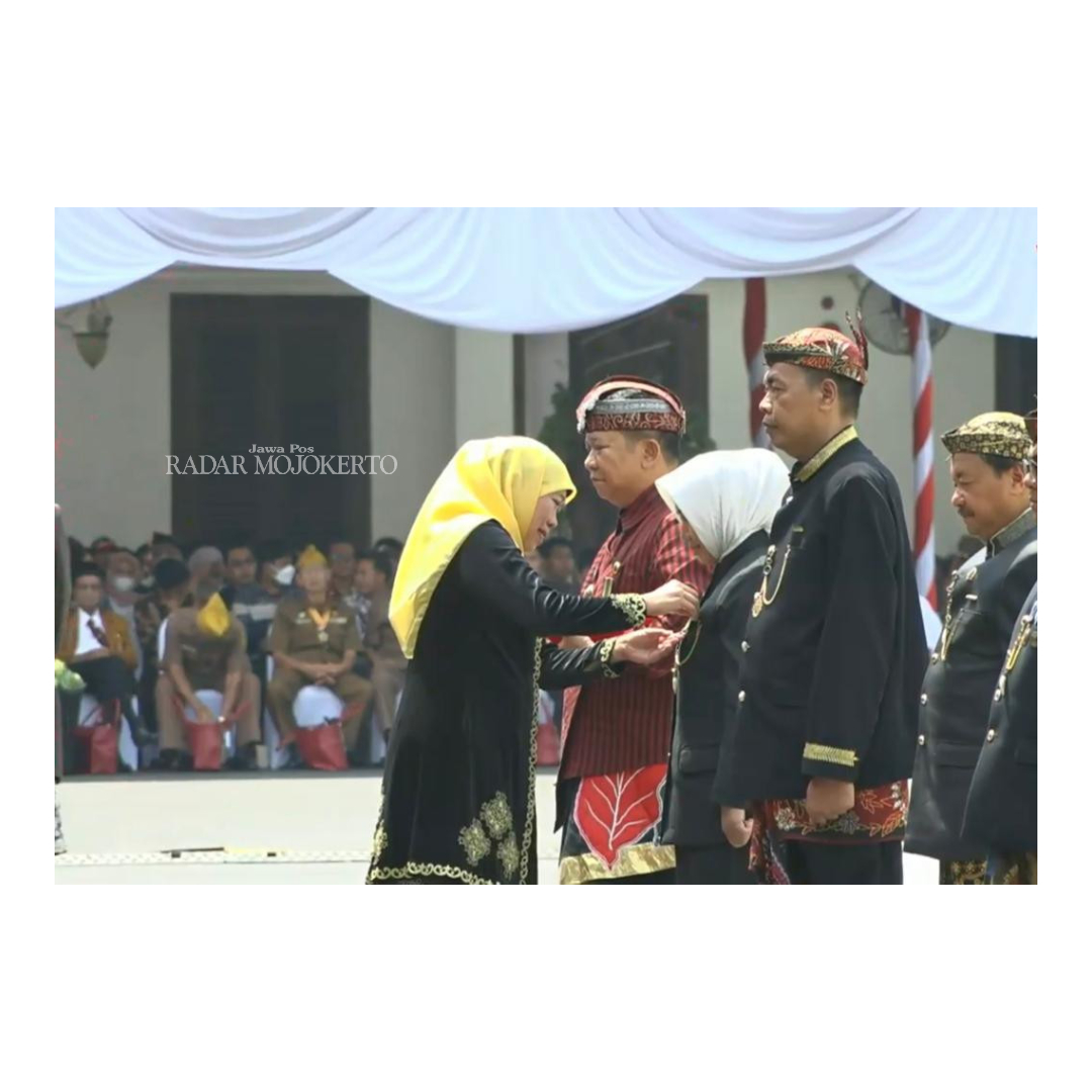 APRESIASI: Gubernur Jatim Khofifah Indar Parawansa memberikan penghargaan Lencana Jer Basuki Mawa Beya kepada Wali Kota Mojokerto Ika Puspitasari, di Gedung Negara Grahadi Surabaya, Kamis (12/10) pagi