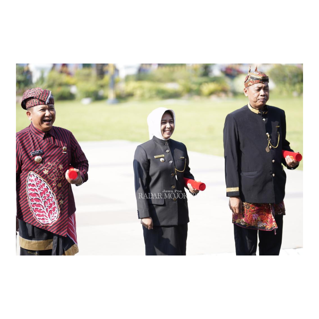 PRESTASI: Wali Kota Mojokerto Ika Puspitasari menerima lencana tanda kehormatan Jer Basuki Mawa Beya Emas dalam ASN Achievement Awards 2023 kategori Kepala Daerah Peringkat Terbaik dengan Predikat
