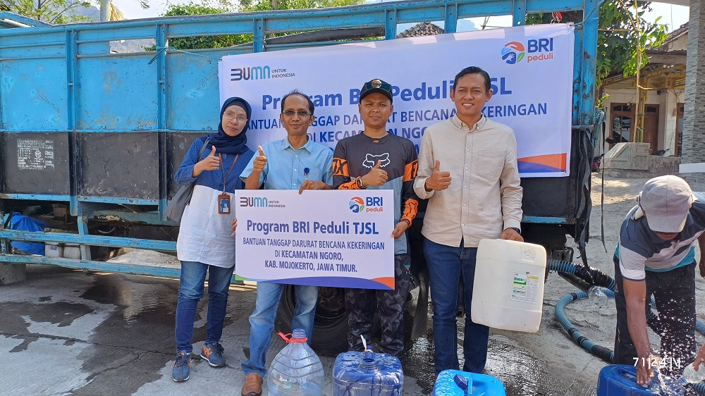 PEDULI KEMANUASIAAN: Pemimpin BRI Cabang Mojokerto, Darwis Muhammad secara simbolis menyalurkan bantuan air bersih kepada Kepala Desa Manduro, Eka Dwi Firmansyah.