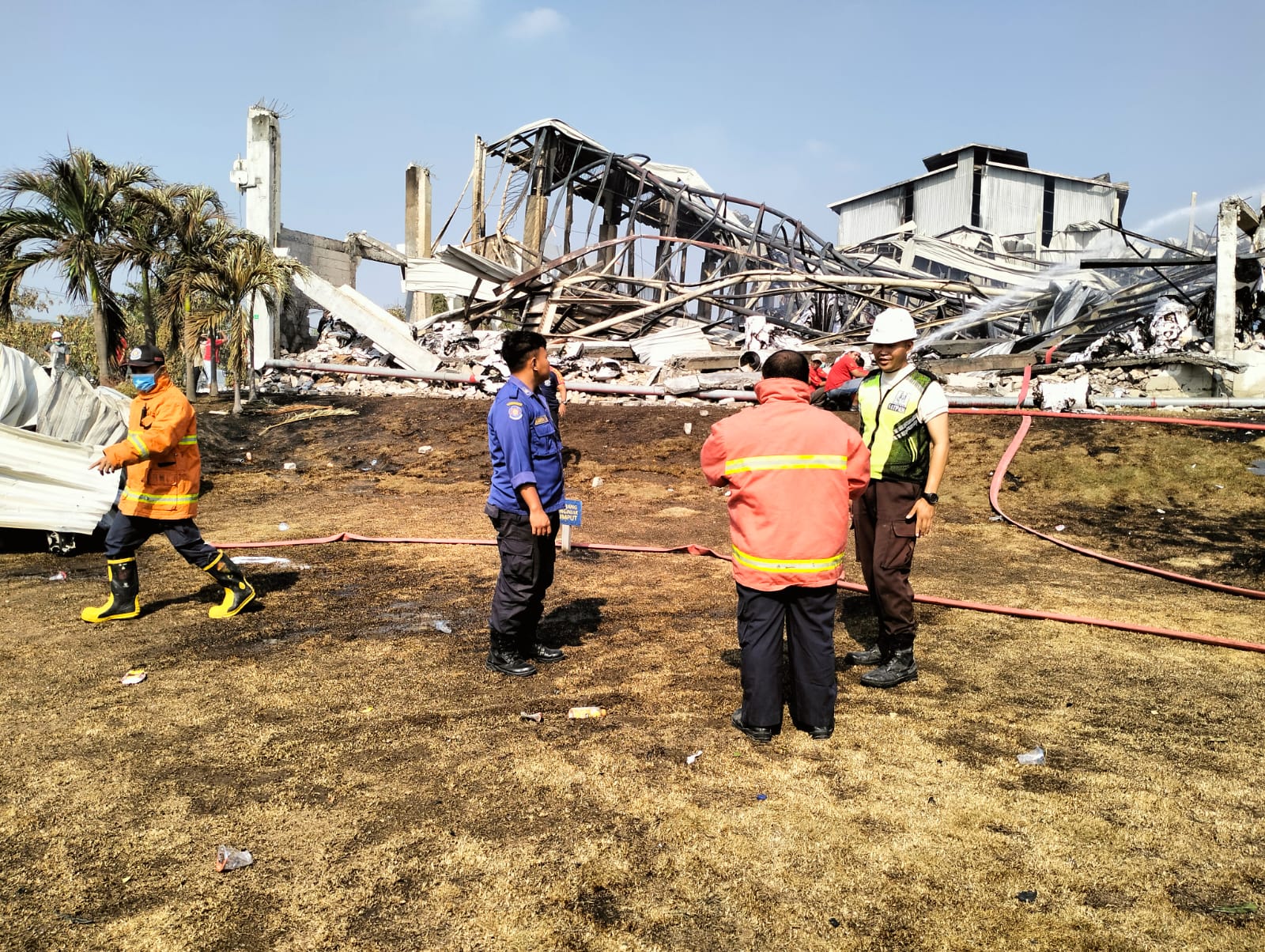 MULAI PADAM: Kebakaran hebat pabrik tisu PT Sun Paper Source di Desa Sukoanyar, Kecamatan Ngoro, bertahap mulai padam, Jumat (13/10) pagi.