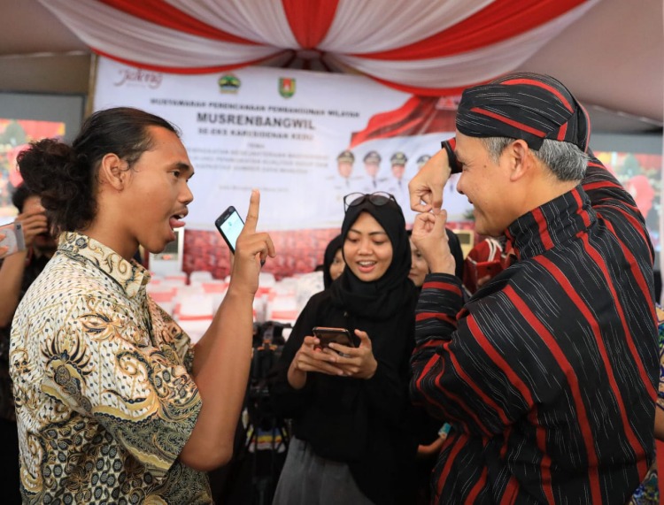 COBA MEMAHAMI: Ganjar Pranowo berbincang dengan Iqbal, penyandang tuna rungu asal Temanggung saat berada di Pendopo Kabupaten Magelang