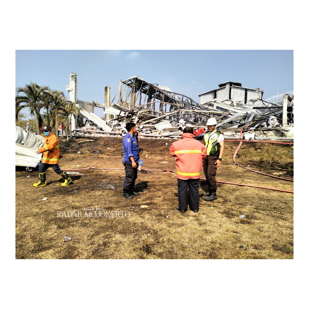 MULAI PADAM: Kebakaran hebat pabrik tisu PT Sun Paper Source di Desa Sukoanyar, Kecamatan Ngoro, bertahap mulai padam, Jumat (13/10) pagi dan dilanjutkan pembahasan di seluruh area yang terbakar.