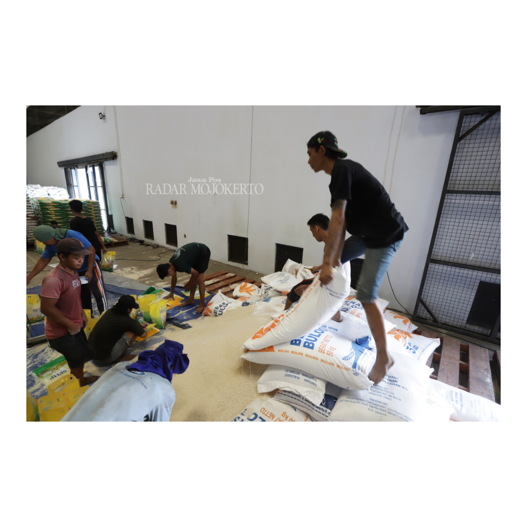 STOK BERAS: Sejumlah pekerja tengah menata beras di gudang Bulog Surabaya Selatan di Mojokerto, beberapa waktu lalu