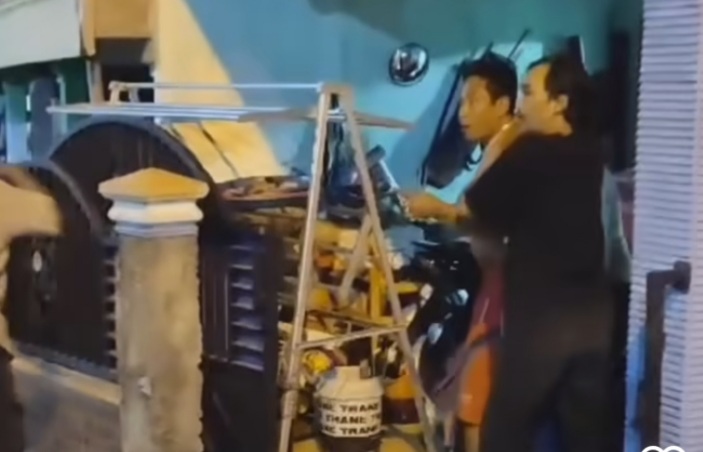 NGAMUK: Endi Purwanto, warga RT 2 RW 6, Dusun Sidokerto, Desa Pulorejo, Kecamatan Dawarblandong, Kabupaten Mojokerto ngamuk dengan sabetkan parang, dicegah oleh warga yang lain, Jumat (13/3) malam.