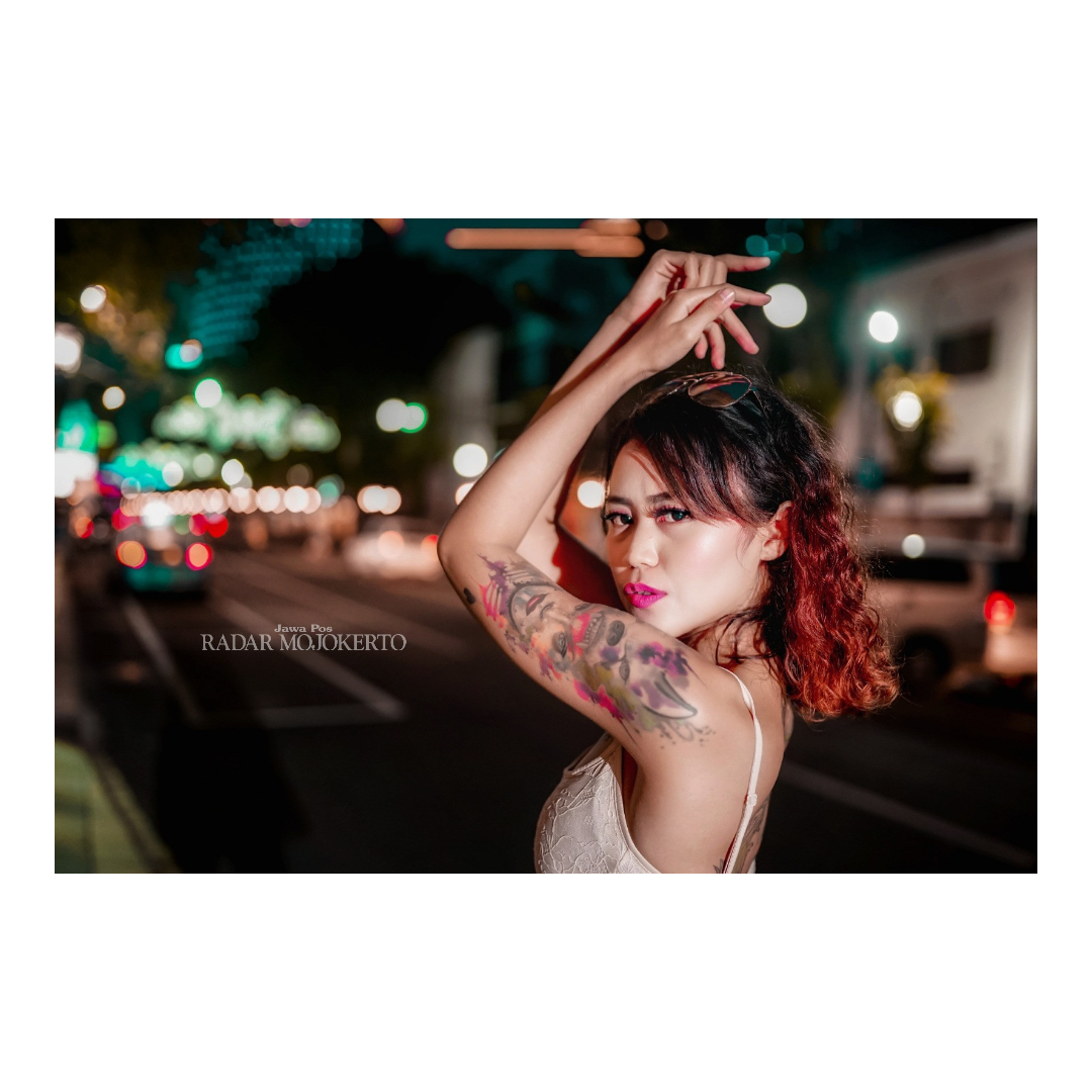 KETAGIHAN: Agnes Magdalena yang mulai menato tubuhnya sejak 2011, kini sudah memiliki 18 tato di sekujur tubuhnya.