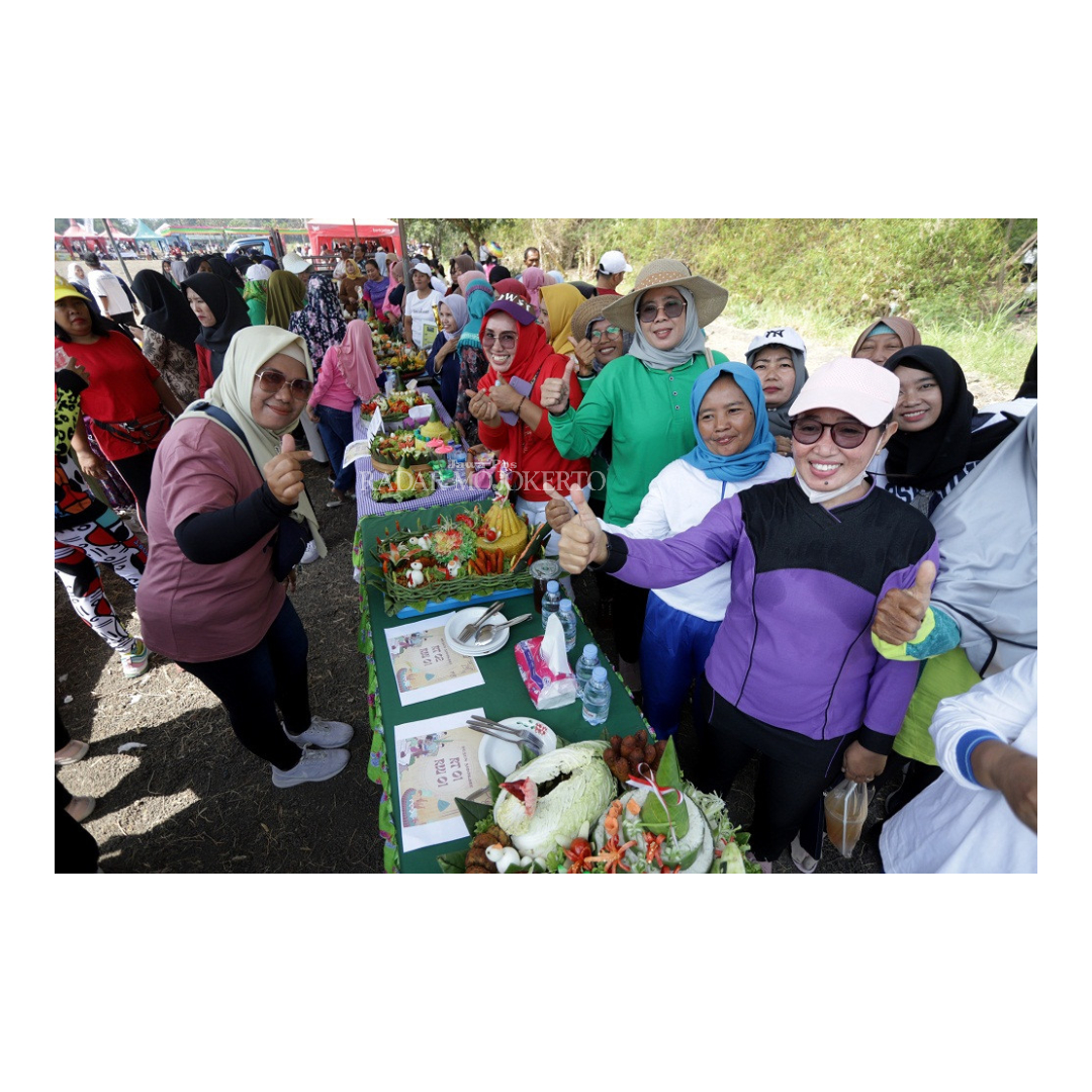 RODA EKONOMI: Warga Desa Parengan, Kecamatan Jetis antusias mengikuti Festival Tumpeng yang menjadi salah satu rangkaian acara bazar UMKM BUMDes Arta Makmur, kemarin (15/10).