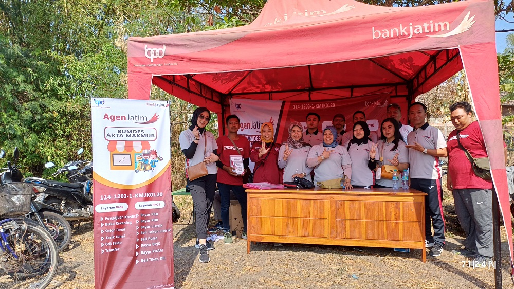 SIAP BEROPERASI: Juny Eko Isilawati, Pemimpin Bidang Operasional (PBO) Cabang Mojokerto bersama staf Bank Jatim dan anggota BUMDes Arta Makmur di Lapangan Parengan Desa Parengan, Minggu(15/10)