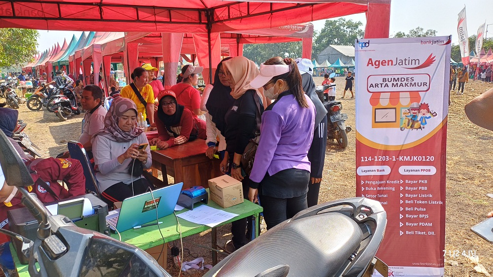 RAMAI: Stan BUMDes Arta Makmur ramai dikunjungi warga sekitar untuk mendapatkan informasi mengenai layanan Agen Jatim.