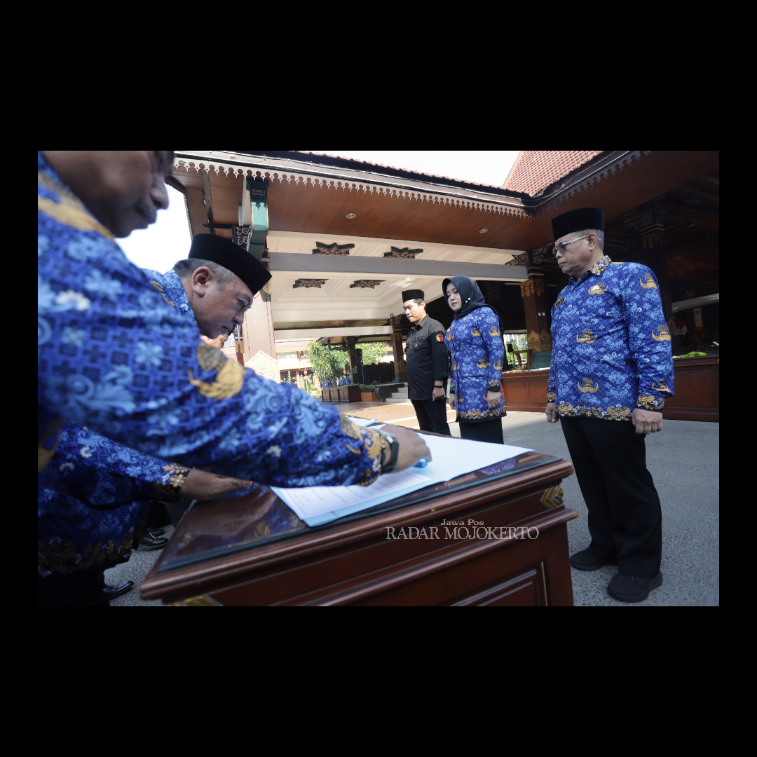 JAGA NETRALITAS: Bupati Mojokerto Ikfina Fahmawati dan Ketua Bawaslu Kabupaten Mojokerto Dody Faizal menyaksikan ikrar dan penandatanganan pakta integritas netralitas ASN pada pemilu serentak 2024 di