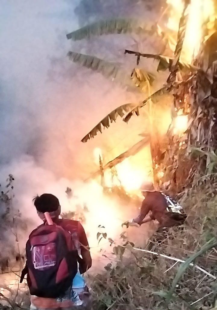 MANUAL: Petugas gabungan memadamkan api karhutla lereng Gunung Penanggungan, Desa Kedungudi, Kecamatan Trawas, secara manual, Selasa (17/10).