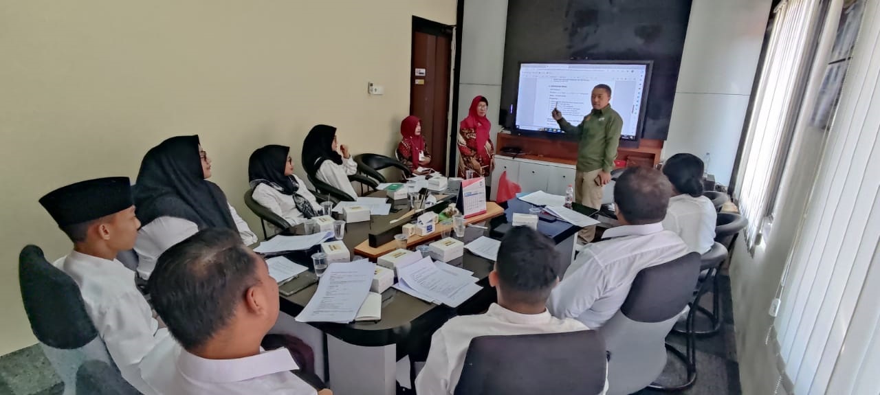 DARI DALAM: Camat Gedeg memimpin rapat evaluasi kinerja dan perencanaan bersama para ASN secara rutin dan terjadwal.