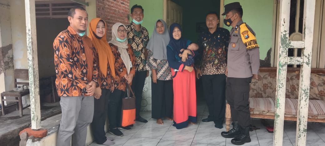 Camat Gedeg Kabupaten Mojokerto Taufiqurrohman ketika mengunjungi warga bersama unsur terkait.