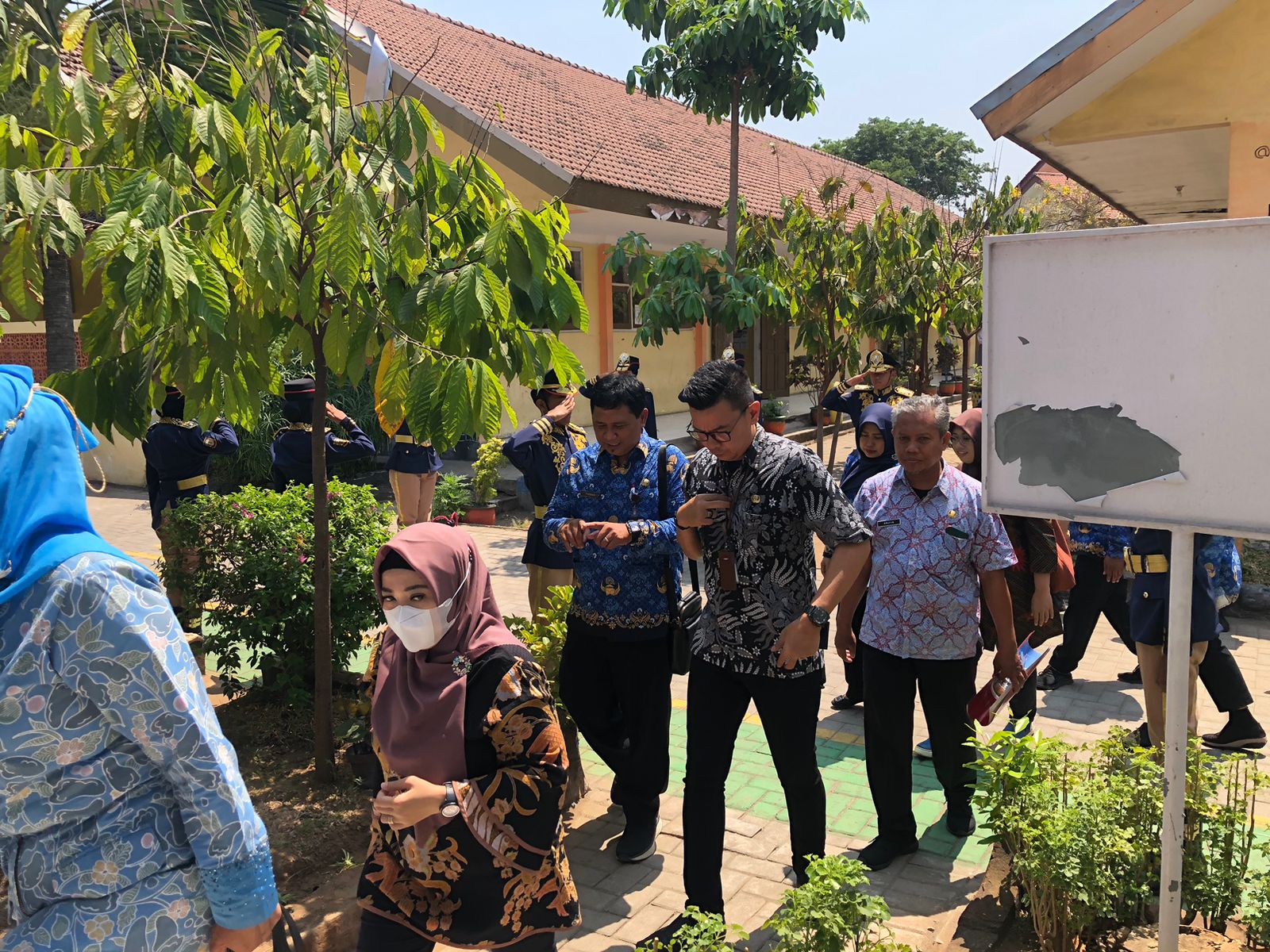 UNGGULAN: Tim N-KGTS meninjau perkembangan program tim Small Group Activity (SGA) SMKN 1 Mojokerto, awal Oktober lalu.