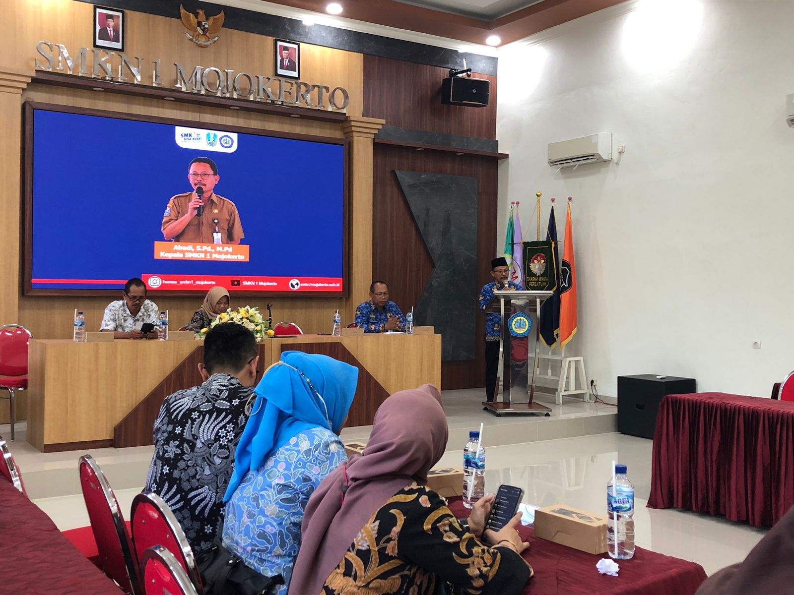 PROSES NILAI: Kepala SMKN 1 Mojokerto Abadi bersama tim penilai BLUD Provinsi Jawa Timur menilik salah satu layanan program unit produk jasa.
