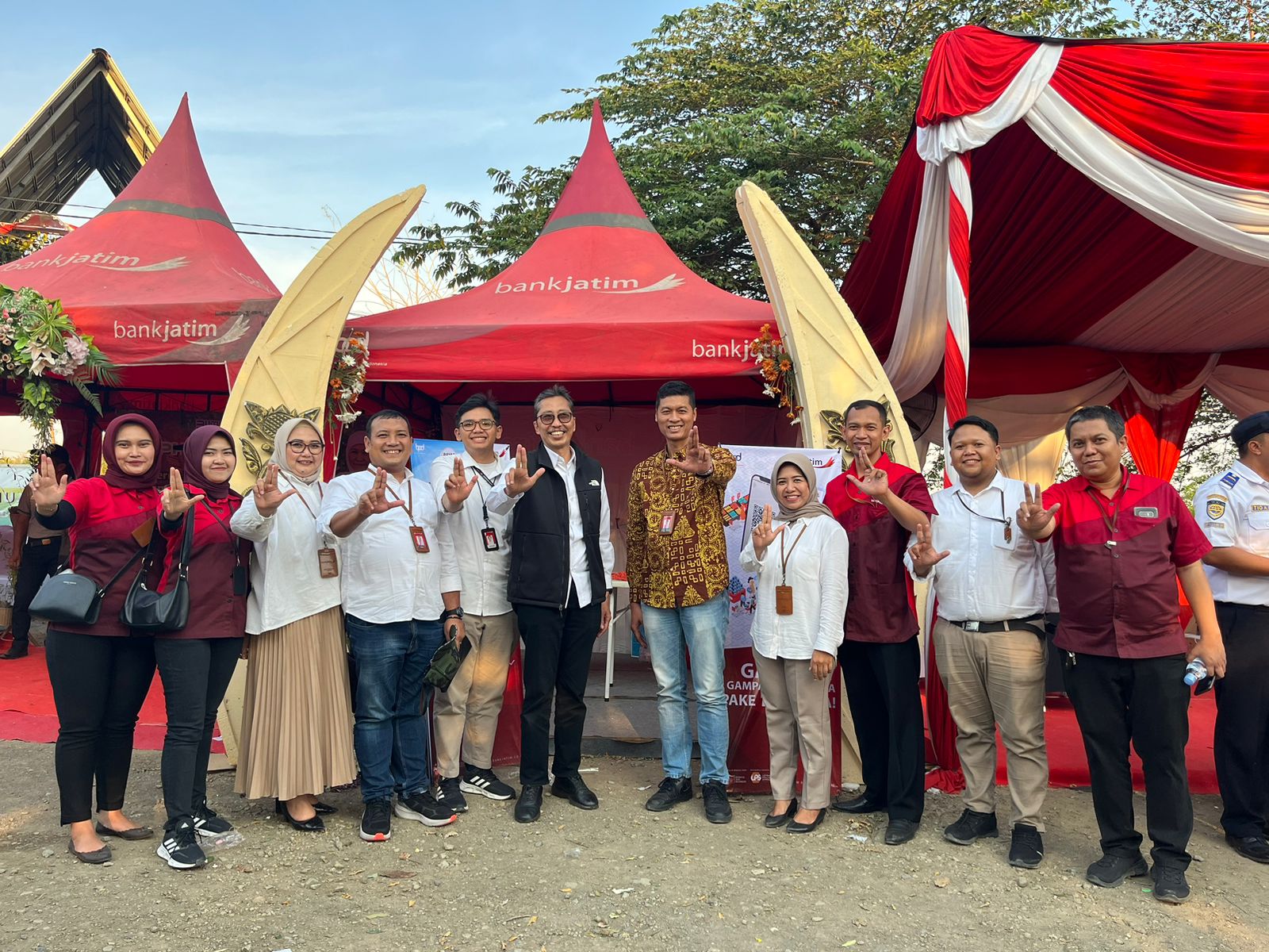 DUKUNG: Stan Bank Jatim Cabang Mojokerto saat pembukaan Transjatim Koridor III di Bukit Kayu Putih.