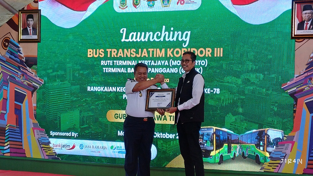 TERIMA: SEVP Korporasi, Sindikasi dan Kelembagaan Bank Jatim, Koerniawan Prijambodo (kanan) menerima piagam apresiasi dari Kepala Dinas Perhubungan Provinsi Jawa Timur, Dr. Nyono, ST MT saat peresmian