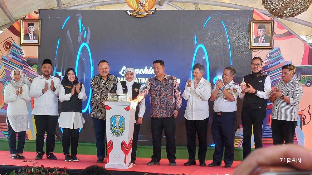 TERUS KOLABORASI: SEVP Korporasi, Sindikasi dan Kelembagaan Bank Jatim, Koerniawan Prijambodo bersama dengan Gubernur Jatim serta perwakilan undangan dalam launching Transjatim Koridor III.