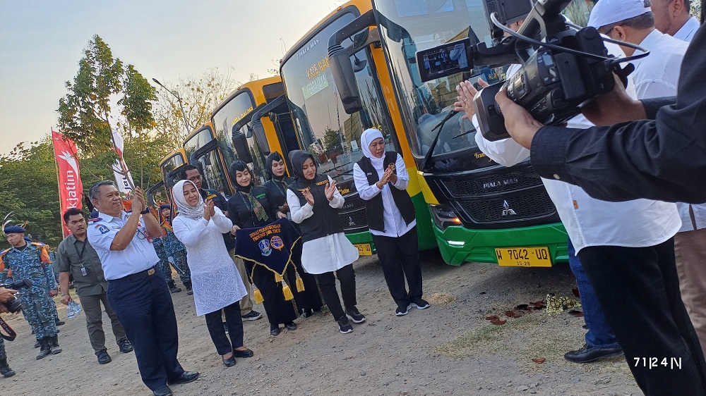 RESMI: Gubernur Jatim, Khofifah Indar Parawansa memecahkan kendi pertanda Bus Transjatim Koridor III siap beroperasi.