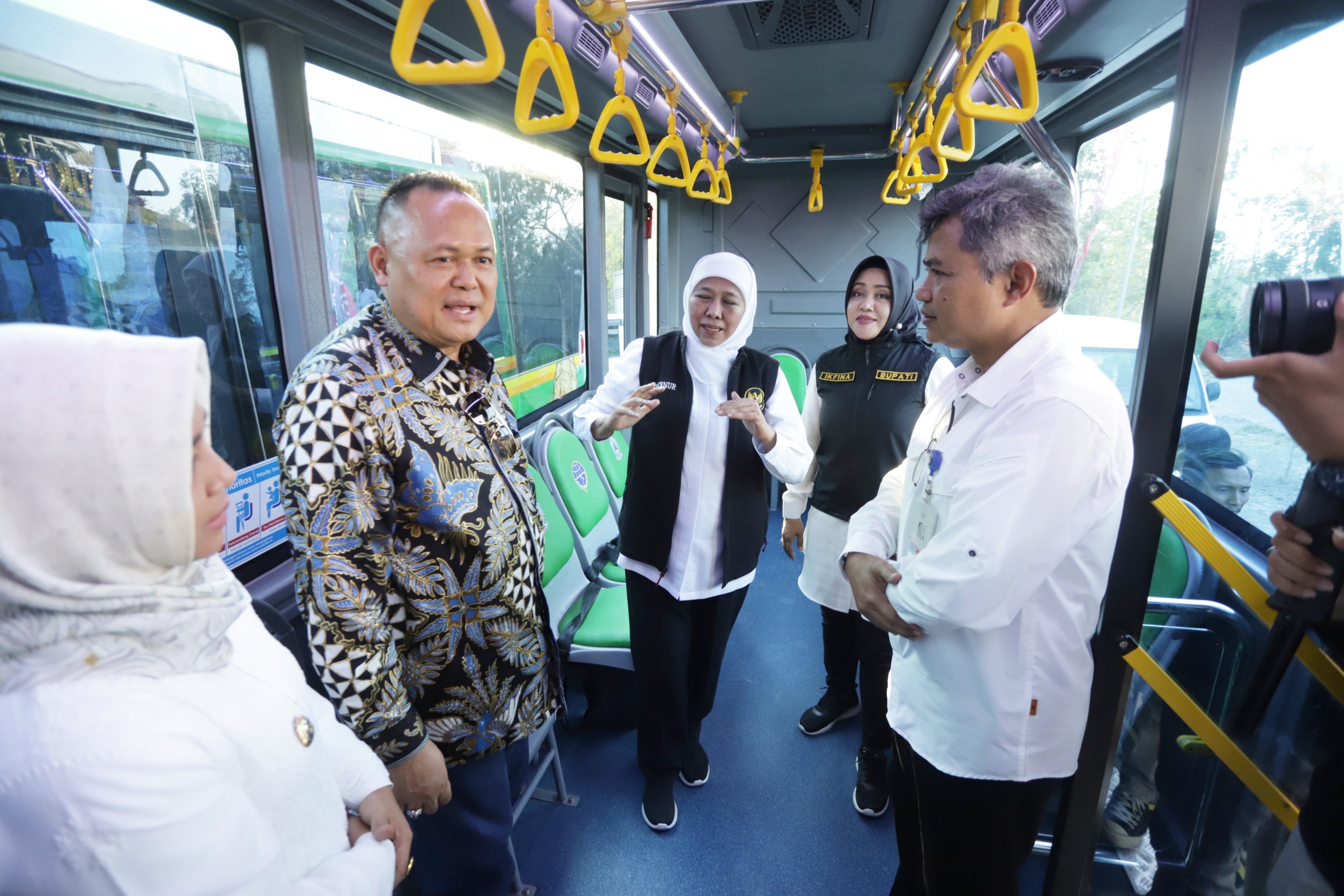 DIRESMIKAN: Gubernur Jatim Khofifah Indar Parawansa (paling tengah) didampingi Bupati Mojokerto Ikfina Fahmawati (dua dari kanan), Wali Kota Mojokerto Ika Puspitasari (paling kiri) menjajal bus.