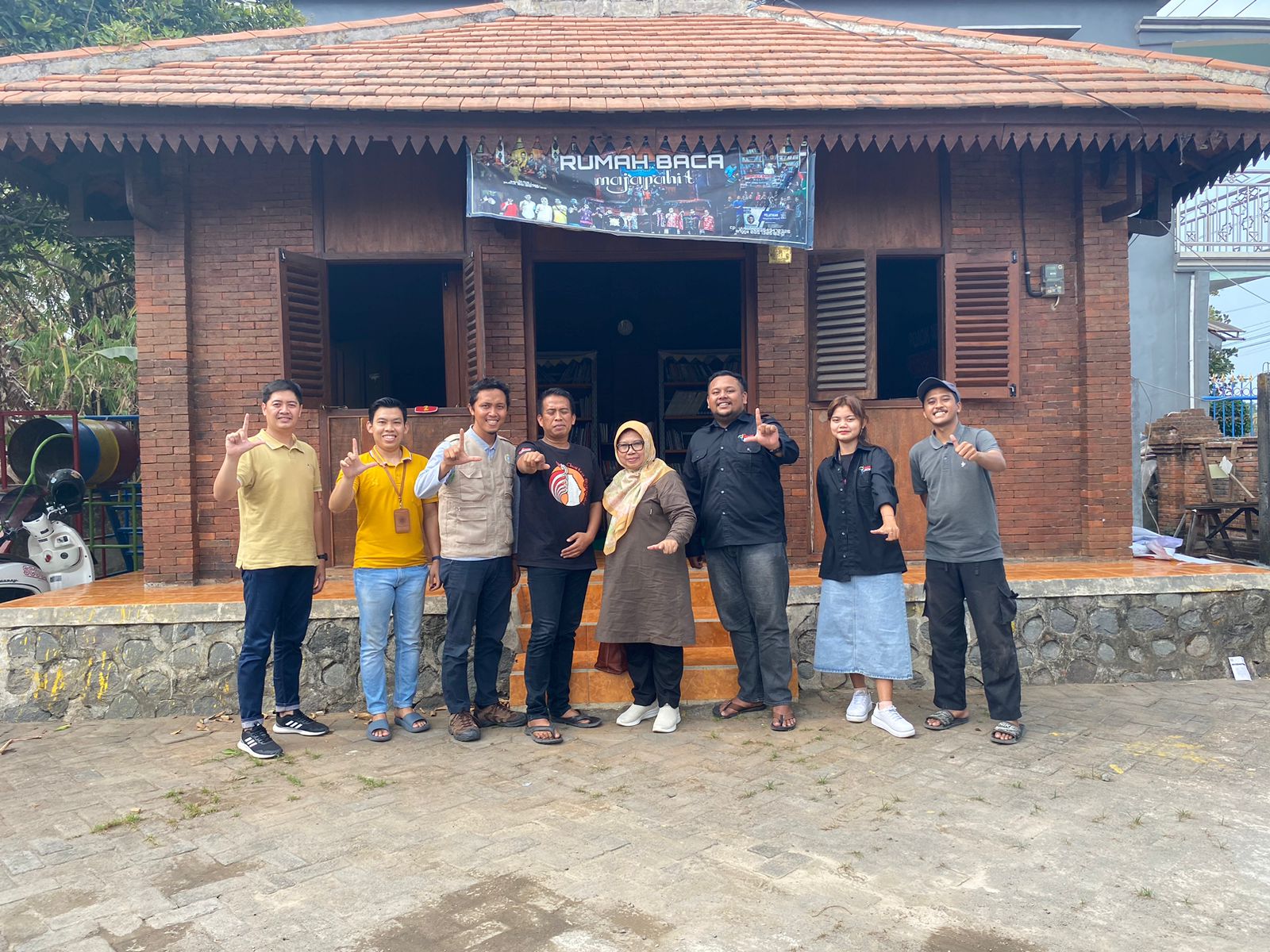 KAYA SEJARAH: Anggota pokdarwis Desa Trowulan menerima kunjungan wisatawan dari luar daerah di Rumah Baca Majapahit yang menjadi fasilitas pendukung wisata.