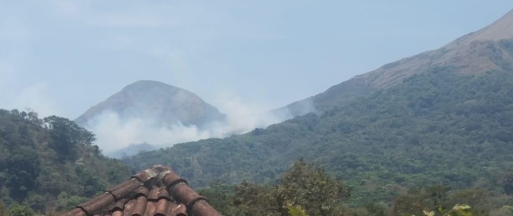 BERASAP: Kondisi lerang Gunung Penanggungan di wilayah Trawas tampak berasap, Rabu (18/10) siang.