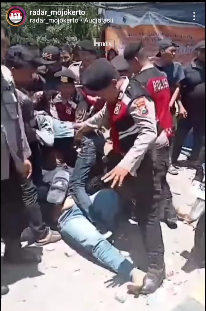 Potongen video yang didapatkan @radar_mojokerto menunjukkan aksi unjuk rasa diwarnai keributan di pabrik di Desa Sampangagung, Kecamatan Kutorejo, Kabupaten Mojokerto, Kamis (19/10)