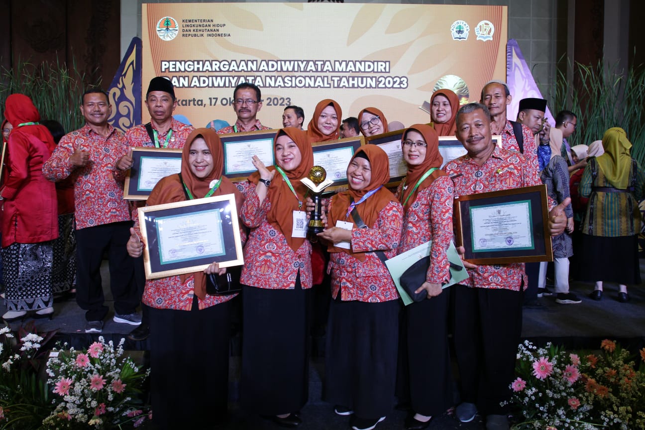 JADI CONTOH: Tujuh lembaga pendidikan di Kabupaten Mojokerto berhasil membawa pulang penghargaan sekolah adiwiyata nasional maupun mandiri.