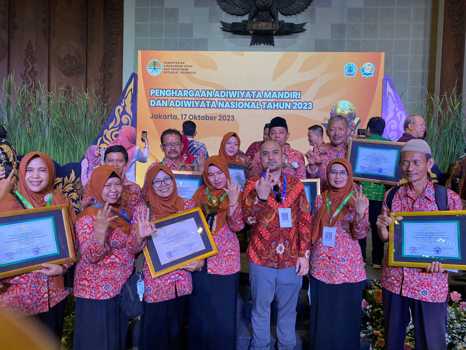 KEPEDULIAN TINGGI: Sejumlah Kepala SD-SMP Negeri di Kabupaten Mojokerto menerima penghargaan sekolah adiwiyata secara langsung oleh Kementerian Lingkungan Hidup dan Kehutanan (LHK), Selasa (17/10).