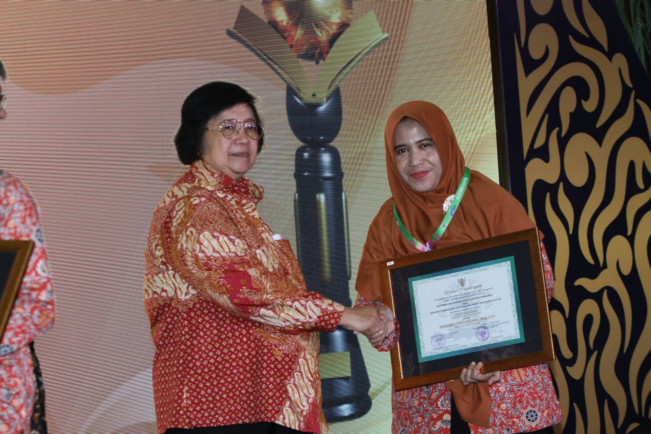 Menteri KLHK bersama Kepala SMPN 1 Mojosari.