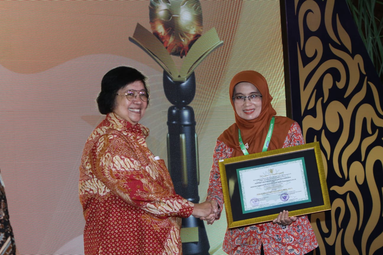 Menteri KLHK bersama kepala SMPN Kabupaten Mojokerto.