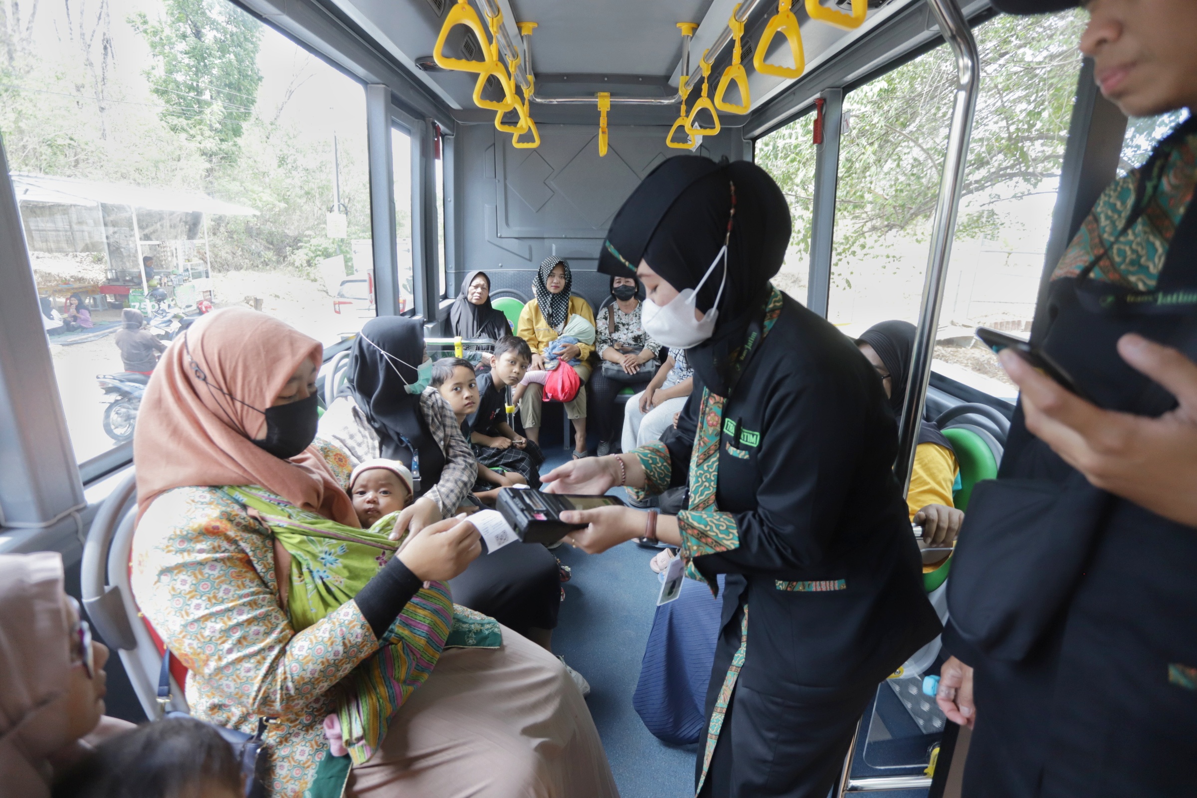 PENASARAN: Bus Trans Jatim Koridor III trayek Mojokerto-Gresik dipadati penumpang dewasa dan anak-anak sehari pasca diresmikan Gubernur Jatim, Rabu (18/10).