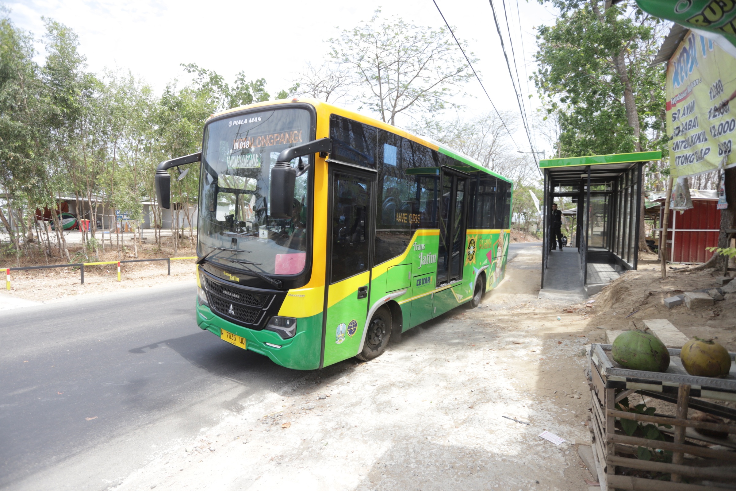 PENASARAN: Bus Trans Jatim Koridor III trayek Mojokerto-Gresik dipadati penumpang dewasa dan anak-anak sehari pasca diresmikan Gubernur Jatim, Rabu (18/10).