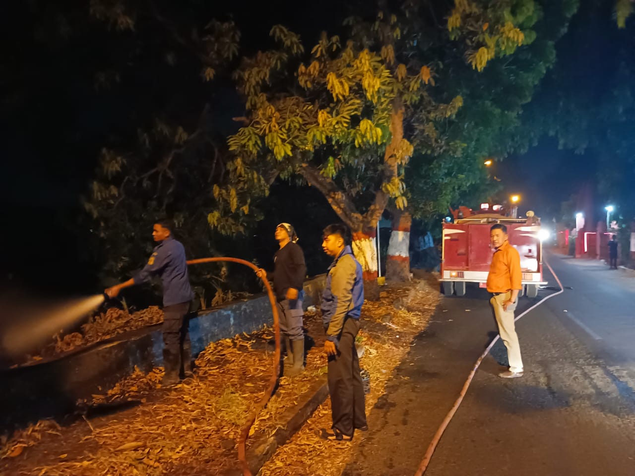 SIGAP: Kepala Satpol PP Kota Mojokerto Modjari saat turun bersama tim damkar dalam proses pemadaman di Jalan Mayjen Sungkono.