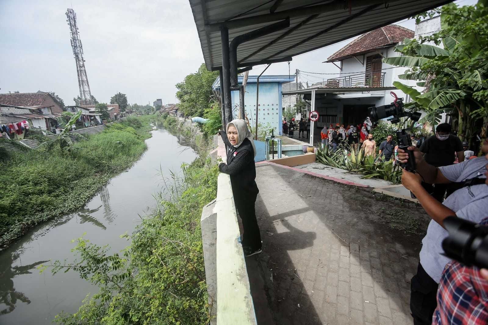 ATENSI: Wali Kota Ika Puspitasari saat meninjau daerah aliran sungai Sadar, Kelurahan/Kecamatan Kranggan, Kota Mojokerto yang tahun ini akan dipasang EWS.