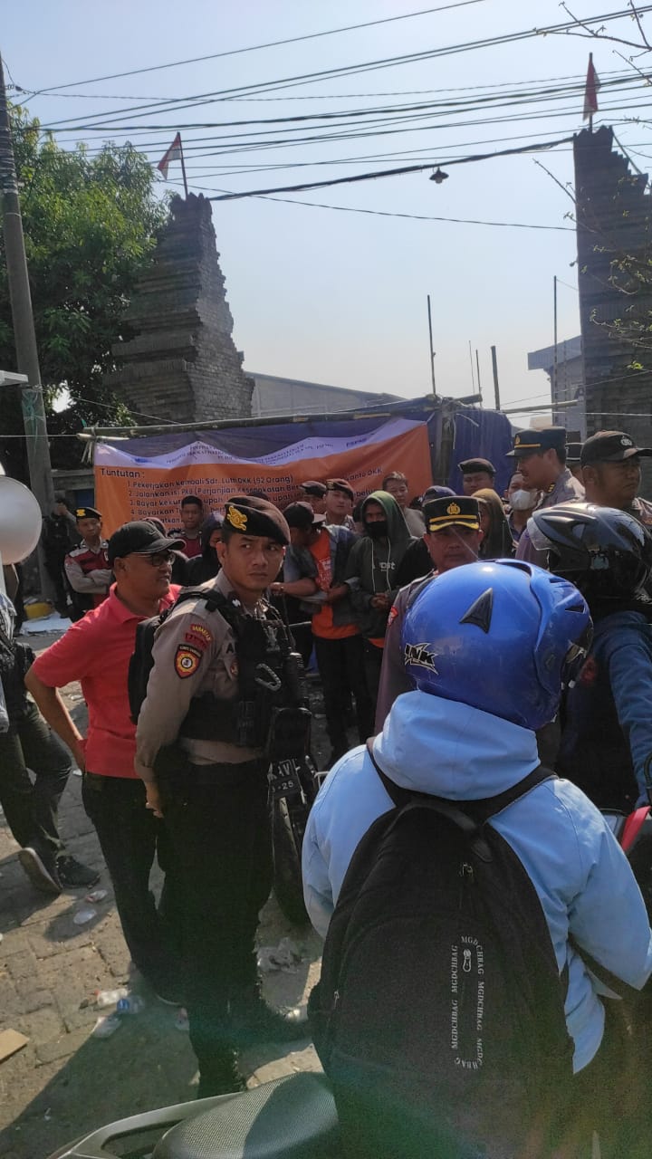 UNJUK RASA: Sejumlah pekerja PT Prada Karya Perkasa, Desa Sampangagung, Kecamatan Kutorejo, saat menggelar aksi demo mogok kerja, Kamis (19/10).