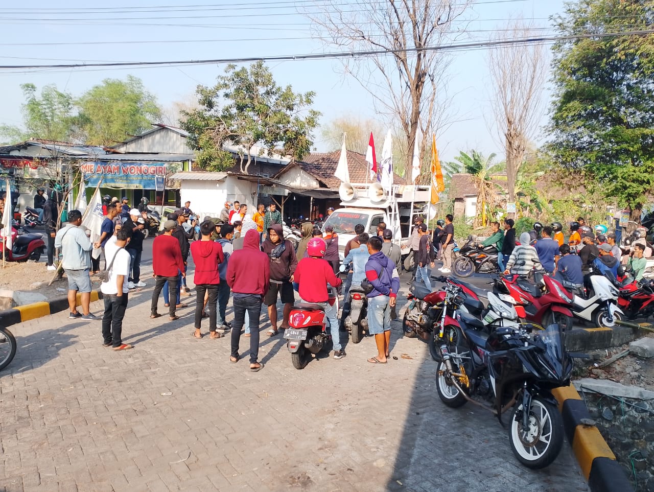 UNJUK RASA: Sejumlah pekerja PT Prada Karya Perkasa, Desa Sampangagung, Kecamatan Kutorejo, saat menggelar aksi demo mogok kerja, Kamis (19/10).