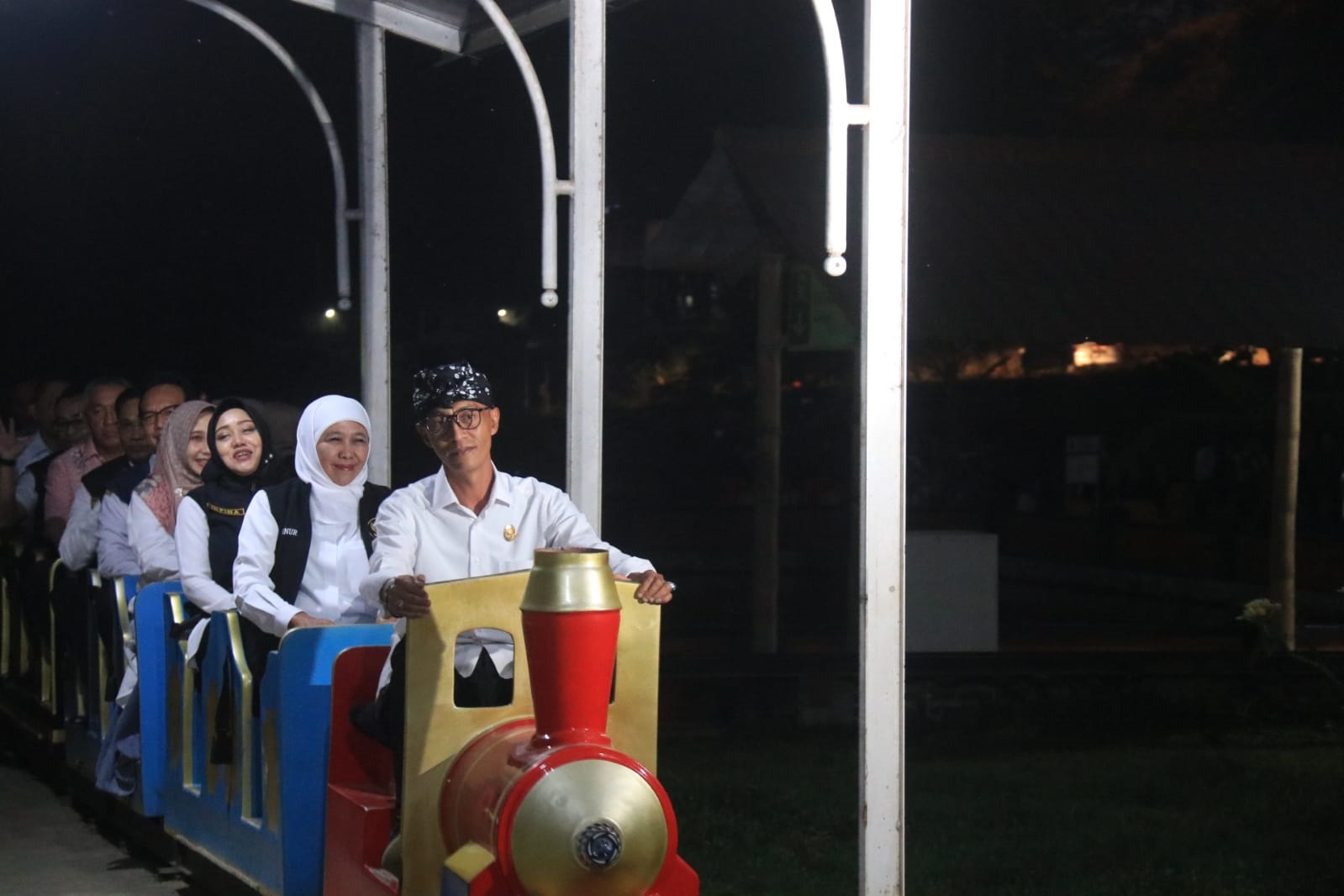 DESA INDUSTRI: Gubernur Jatim Khofifah Indar Parawansa bersama Bupati Mojokerto Ikfina Fahmawati meresmikan Desa Ketapanrame menjadi Gerakan Nasional Desa Industri melalui program desa model binaan.